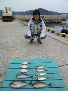 沖一文字カゴ釣りイサギ釣果、他の魚も混じっています♪