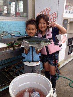 マリーナ海釣り公園、お子さんも初の青物ＧＥＴで大喜び♪