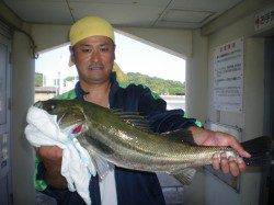 シラサエビで立派なスズキが釣れました♪姫路市立遊漁センター