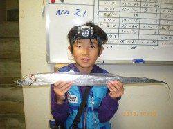 姫路市立遊魚センター　お子様がタチウオをキャッチ
