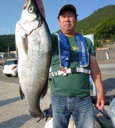 沖一文字内向き、飲ませでヒラスズキも釣れています