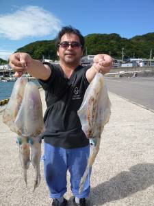 神谷工場裏の波止　ウキ釣りでアオリイカ〜0.8kg3バイ