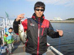 尼崎市魚つり公園　晴れの日曜日はファミリーのサビキ釣りで賑わう