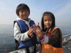 尼崎市魚つり公園　ウキ釣りでハネ＆セイゴ好調