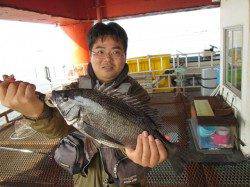 尼崎市魚つり公園　アジ・セイゴ・チヌなどで魚種多彩
