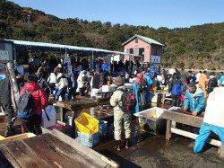 家島　大賑わいの海上釣り堀でマダイ＆青物狙い