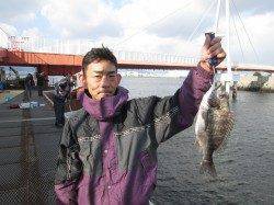 尼崎市魚つり公園、図の釣りで58cmのハネをキャッチ
