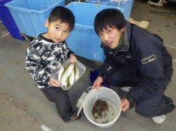 堺漁港にてサビキ釣り、寒くてもアジ釣れています
