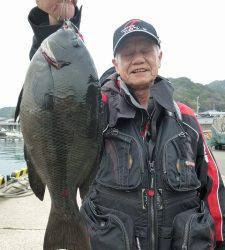ケムリ島でのフカセ釣り　グレ30cm