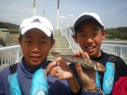 姫路市立遊魚センター、釣り少年が探り釣りでアイナメGET！