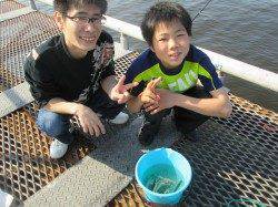 尼崎市立魚つり公園、多くの家族連れの中イワシの回遊ありました