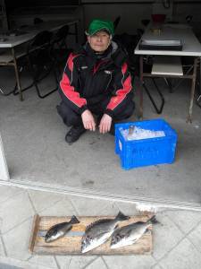 カブト磯でのませ釣り〜スズキをキャッチしました！