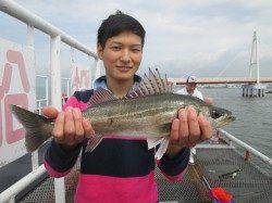 ズボ釣りで初ハネゲット♪ 尼崎市立魚つり公園