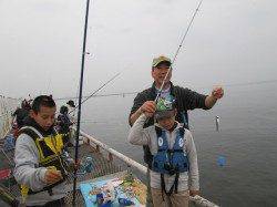 雨の尼崎市魚つり公園　サビキでイワシ大漁です♪