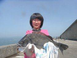 北港魚つり公園：女の子が44cmのチヌキャッチ・マダイの釣果もあり