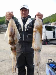 沖一文字内向きのウキ釣りでアオリイカ1.7kg&0.9kg