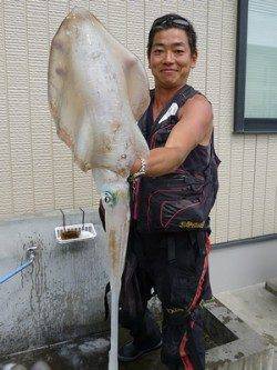 湯浅の磯ウキ釣りで2.45kgの大型アオリイカをゲット！