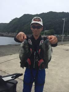 沖の赤島にてグレ7匹	、良く釣れていました☆
