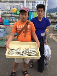 和歌山マリーナシティ海釣り公園　飛ばしサビキでいいサイズのアジ