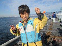 尼崎市立魚つり公園　お子様の初サヨリ釣り♪　エビ撒きではハネも