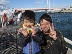 尼崎市立魚つり公園　強風の中でサヨリ４０匹