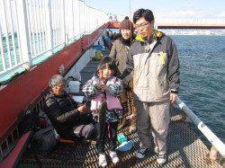 尼崎市立魚つり公園　良型スズキ・ハネが釣れています！
