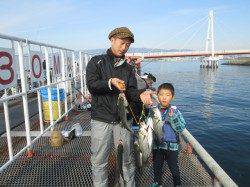 尼崎市立魚つり公園　水温16℃台、エビ撒き師の方々そろそろ出番です