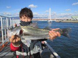 尼崎市立魚つり公園のエビ撒き釣り　ハネ60cmに迫るサイズが増えてきました
