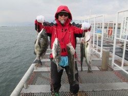 尼崎市立魚つり公園　エビ撒きハネはズボ釣り、ウキ釣りどちらもアタリ多数