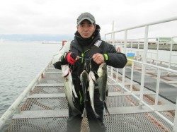 尼崎市立魚つり公園　エビ撒きハネはズボ釣り、ウキ釣りどちらもアタリ多数