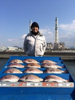 和歌山マリーナシティ海洋釣り堀　寒さに負けずマダイ12枚！