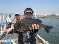 尼崎市立魚つり公園 ４７ｃｍの良型チヌにハネ４５ｃｍの釣果も