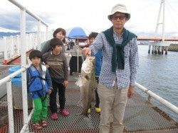 ズボ釣りでスズキ６７ｃｍ　尼崎市立魚つり公園 　