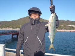 須磨海釣り公園　ウキ流し釣りでハマチ58cm