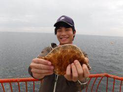 平磯海釣り公園　投げ釣りでメイタガレイ23cm