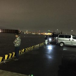 弱雨の中、ポツポツとアタリあり！