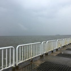 雨の中ライトショアジギング