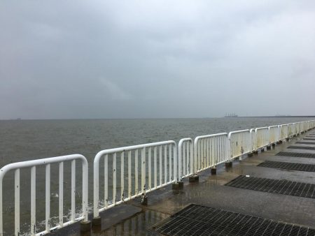 雨の中ライトショアジギング