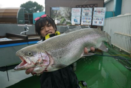 としまえんフィッシングエリア 釣果 東京 東京 淡水 管理釣り場 釣果情報サイト カンパリ
