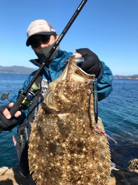 沖磯のジグパラダメージ鱗と餌木蔵ベイトフェザー